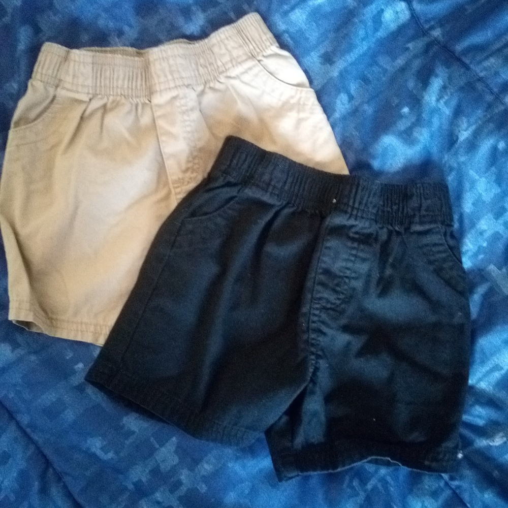 Set of 2 Garanimals boy shorts.